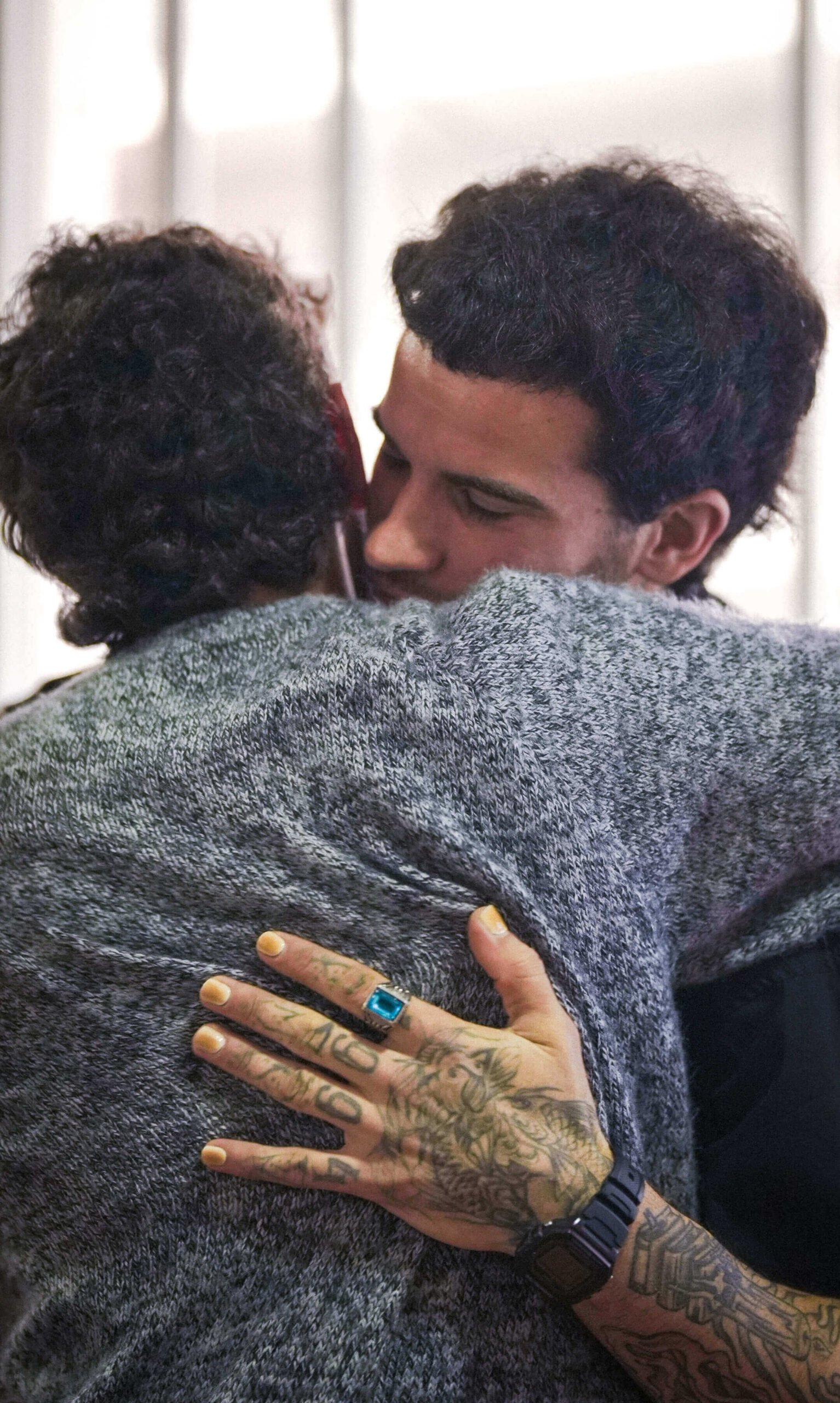 Fotografía de un abrazo entre dos personas durante una sesión de sanación emocional guiada por Agustín Lancman, representando la empatía, la contención y la liberación interior a través de la meditacion - biodescodificación.